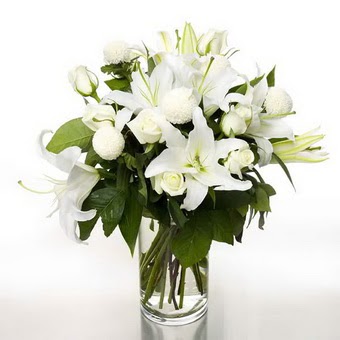  Mardin çiçek gönderme sitemiz güvenlidir  1 dal cazablanca 7 adet beyaz gül vazosu
