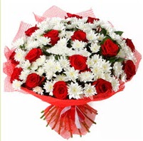 11 adet kırmızı gül ve beyaz kır çiçeği  Mardin internetten çiçek satışı 