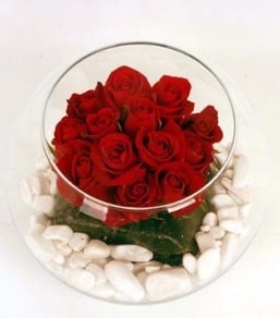 Cam fanusta 11 adet kırmızı gül  Mardin çiçek gönderme 