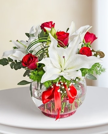 Fanus Vazoda 2 Lilyum ve 5 Gül Dansı  Mardin çiçek gönderme 