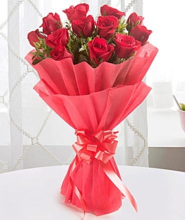 12 adet kırmızı gülden modern buket  Mardin çiçek yolla 